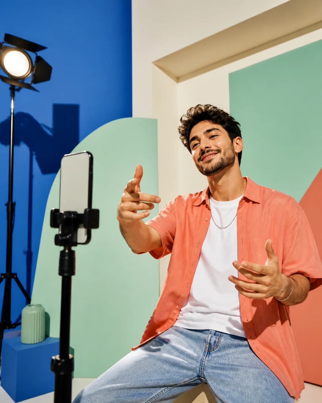 Telefonuyla kısa video çeken bir içerik üreticisi